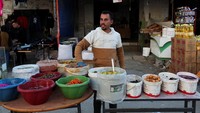Warga membeli bahan makanan hingga pakaian baru.  