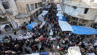 Warga Palestina berbelanja di pasar Khan Younis, di Jalur Gaza selatan, Kamis (27/2/2025).  