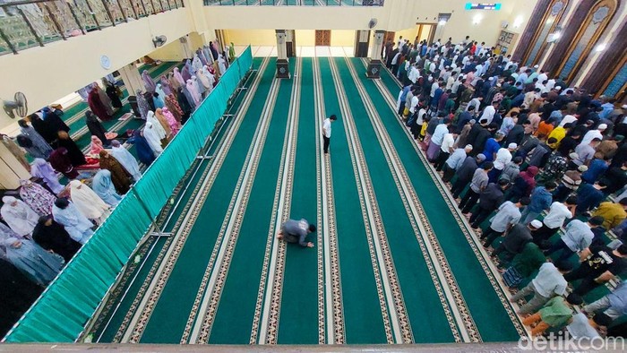 Ratusan jemaah ramai melaksanakan Salat Tarawih malam 1 Ramadan di Masjid Agung Kota Cimahi