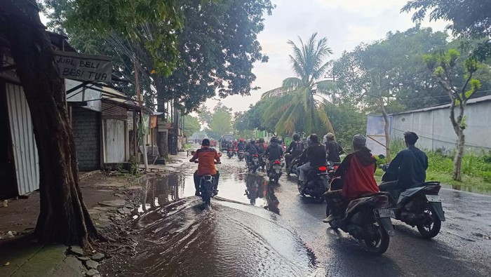 Salah satu jalan di Gresik yang masih digenangi banjir luapan Kali Lamong.
