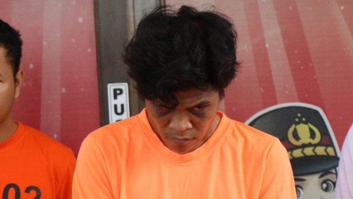 Salah satu pelaku jambret gelang emas di Bengkong saat diamankan polisi. (Dok Polsek Bengkong)