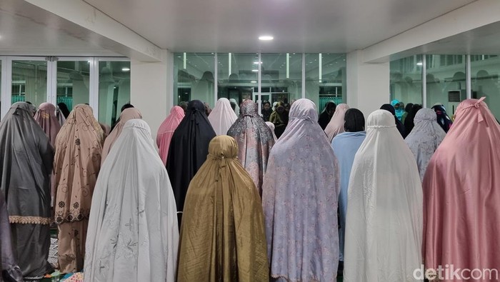 Salat tarawih di Masjid Al Falah Surabaya