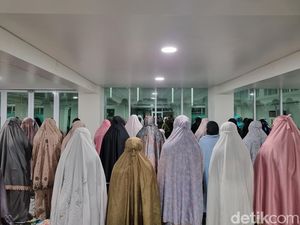 Masjid Al Falah Dipenuhi Jemaah Salat Tarawih Hari Pertama