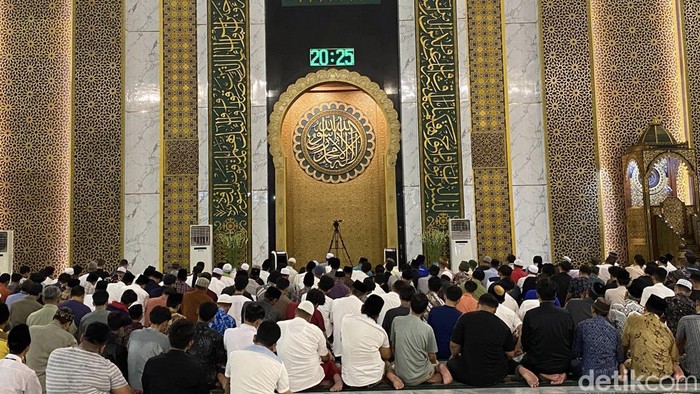 Salat tarawih perdana di Masjid Al Akbar Surabaya