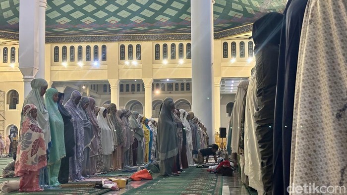 Salat tarawih perdana di Masjid Al Akbar Surabaya