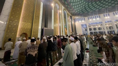 Salat Tarawih Perdana Ramadan 2025 di Masjid Al Akbar Surabaya