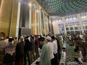 Salat Tarawih Perdana Ramadan 2025 di Masjid Al Akbar Surabaya