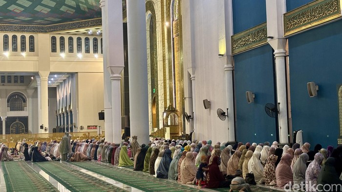 Salat Tarawih Pertama di Masjid Al Akbar Surabaya 2025