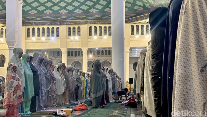 Salat Tarawih Pertama di Masjid Al Akbar Surabaya 2025
