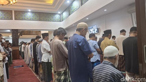 Salat tarawih pertama di Masjid Baitul Makmur Denpasar, Jumat (28/2/2025).
