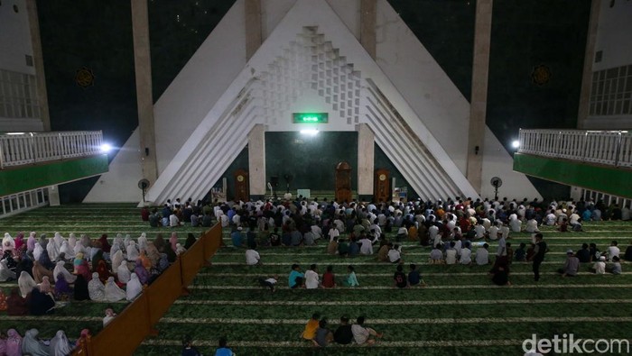 Sejumlah umat muslim menjalankan salat tarawih di Masjid Hasyim Ashari, Jakarta, Jumat (28/2/2025). Umat Islam di Indonesia melaksanakan shalat tarawih pertama pada Jumat (28/2) dan mengawali puasa pada Sabtu (1/3) sesuai yang telah ditetapkan oleh pemerintah.