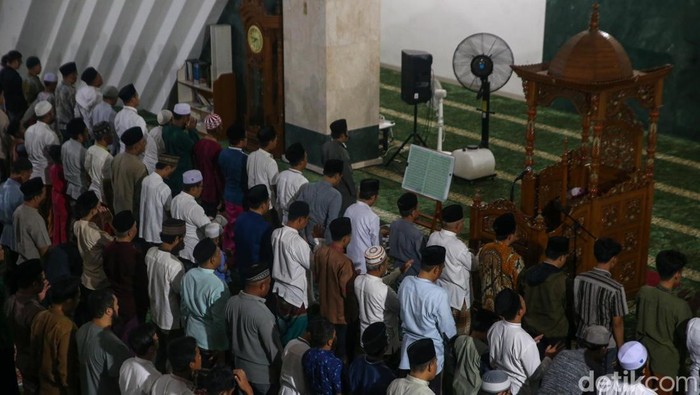 Sejumlah umat muslim menjalankan salat tarawih di Masjid Hasyim Ashari, Jakarta, Jumat (28/2/2025). Umat Islam di Indonesia melaksanakan shalat tarawih pertama pada Jumat (28/2) dan mengawali puasa pada Sabtu (1/3) sesuai yang telah ditetapkan oleh pemerintah.