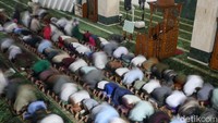 Umat Islam di Indonesia melaksanakan salat tarawih pertama pada Jumat (28/2) dan mengawali puasa Ramadan pada Sabtu (1/3) sesuai yang telah ditetapkan oleh pemerintah. 