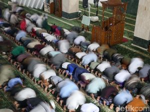 Salat Tarawih Pertama di Masjid Hasyim Ashari