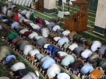 Salat Tarawih Pertama di Masjid Hasyim Ashari