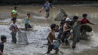 Warga berusaha menangkap ikan saat tradisi Marak di Situ Citaman, Kecamatan Baros, Kabupaten Serang, Banten, Jumat (28/2/2025).