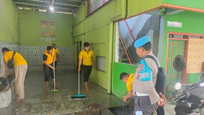 Sambut Ramadan, Polisi Bersihkan Masjid di Kota Mojokerto