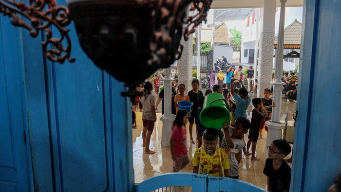 Sambut Ramadan, Warga Solo Ikuti Tradisi Padusan di Masjid Masyarakat Indonesia memiliki sejumlah tradisi unik dalam menyambut bulan suci Ramadhan. Salah satunya adalah padusan.