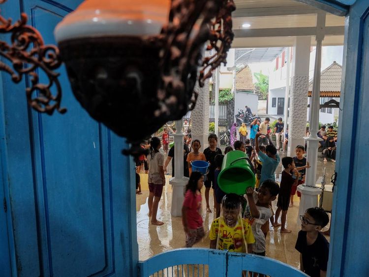 Sambut Ramadan, Warga Solo Gelar Tradisi Padusan di Masjid Gambuhan