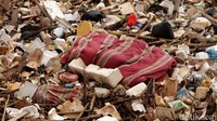 Sampah yang menumpuk di bendungan ini beragam dari mulai sampah plastik, styrofoam, bambu, kayu, hingga perabotan rumah tangga, salah satunya kasur.
