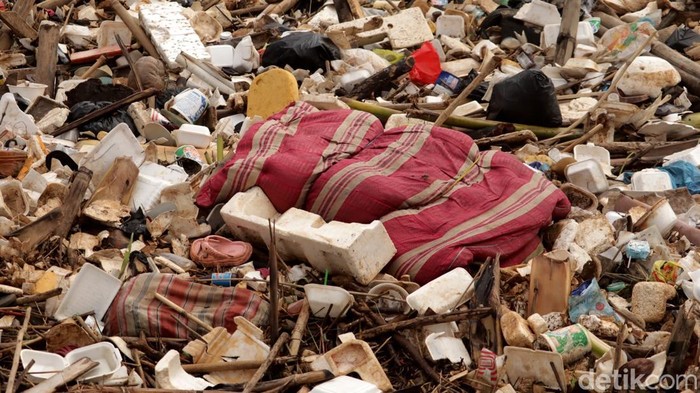 Sampah di Sungai Citarik. Sampah di Sungai Citarik.