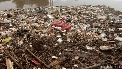Sampah Menumpuk di Sungai Citarik