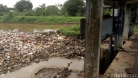 Sampah ini juga menimbulkan bau tak sedap.