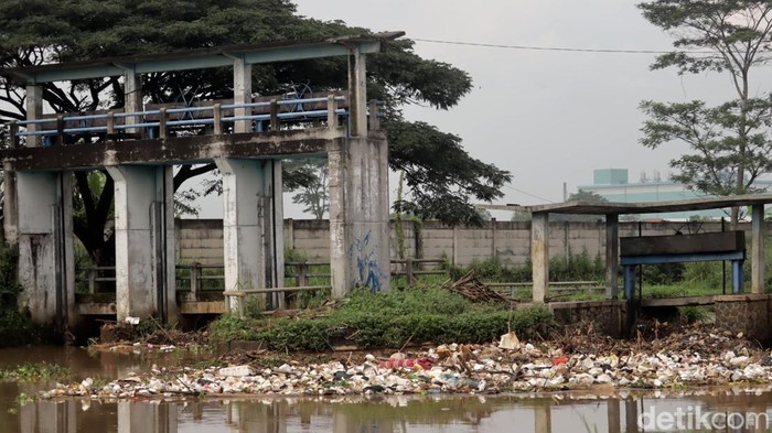 Sampah di Sungai Citarik.