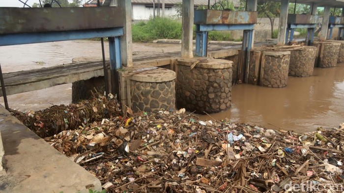 Sampah di Sungai Citarik. Sampah di Sungai Citarik.