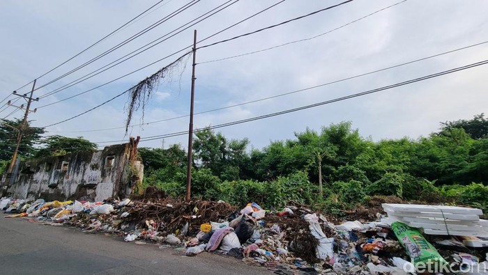 Sampah menumpuk di Jalan Kalibokor Surabaya.