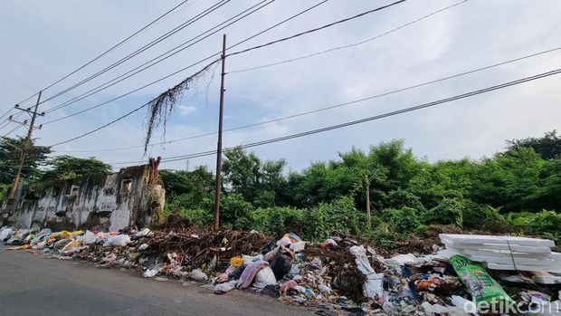 Sampah menumpuk di Jalan Kalibokor Surabaya.