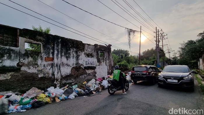 Sampah menumpuk di Jalan Kalibokor Surabaya.