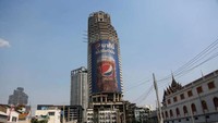 Di tengah gemerlap gedung di Bangkok, ada satu bangunan mangkrak bernama Sathorn Unique setinggi 185 meter. Bangunan 47 lantai ini mulai dibangun pada 1990. Namun, setelah adanya Krisis keuangan di Asia, pembangunan yang baru berjalan 80 persen, terpaksa berhenti. Foto: Sakchai Lalit/AP via Business Insider