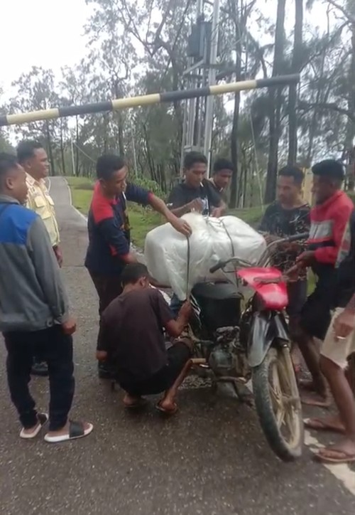 Sejumlah pria saat memuat peti jenazah bayi perempuan di Observatorium Nasional Timau, Kecamatan Amfoang Tengah, Kabupaten Kupang, NTT. (Istimewa)