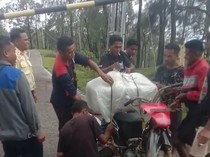 Video: Warga Kupang Bawa Peti Jenazah Bayi Pakai Motor Karena Jalan Rusak Parah