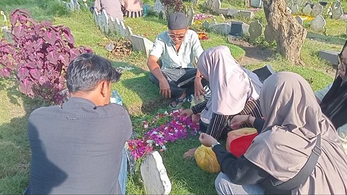 Sejumlah umat muslim berziarah makam menjelang Ramadan 2025 di Pemakaman Muslim Wanasari, Denpasar, Kamis (27/2/2025). (Aryo Mahendro/detikBali)