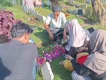 Umat Muslim di Denpasar Berziarah Makam Jelang Ramadan 2025