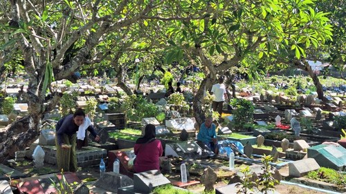 Sejumlah warga memadati Makam Mataram di Jalan WR Supratman untuk ziarah kubur menjelang Ramadan 2025, Jumat (28/2/2025). (Nathea Citra/detikBali)