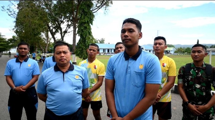Serda Akbar (kanan) dan prajurit yang terlibat dalam penyelamatan bocah becak tercebur ke sungai (dok Lanud SIM)