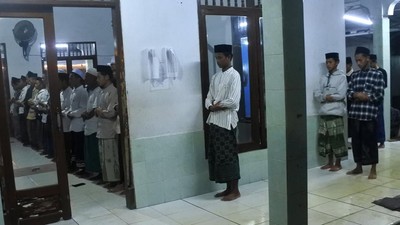 Potret Jamaah Ponpes Mahfilud Duror Salat Tarawih Lebih Awal