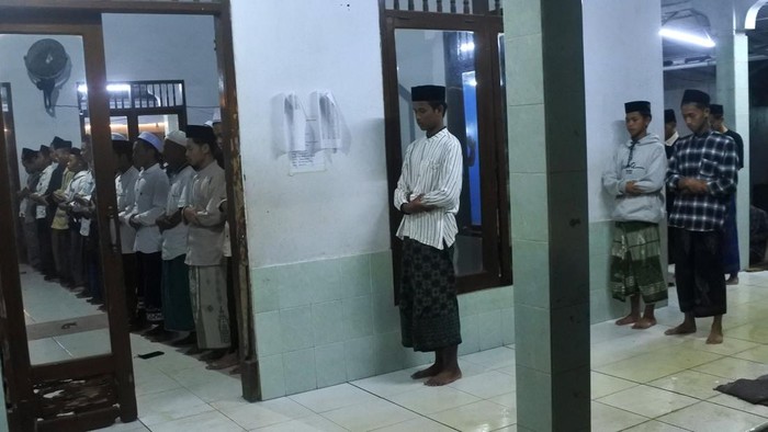 Jamaah melaksanakan shalat tarawih di Pondok Pesantren Mahfilud Duror, Jelbuk, Jember, Jawa Timur, Kamis (27/2/2025). Ponpes tersebut mulai melaksanakan shalat tarawih dan menjalankan ibadah puasa Ramadhan pada Jumat (28/2) yang berpedoman pada Kitab Nushatul Majaalis. ANTARA FOTO/Seno/wpa.