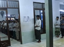 Potret Jamaah Ponpes Mahfilud Duror Salat Tarawih Lebih Awal