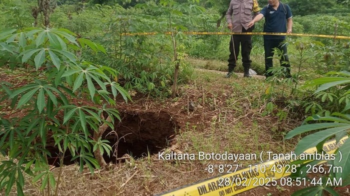 Sinkhole yang muncul di lahan pertanian di Weru, Botodayaan, Rongkop, Gunungkidul, Jumat (28/2/2025). Sinkhole sedalam 10 meter ini muncul usai hujan deras.