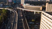 Skycity akan dibangun setinggi 334 meter dan menjadi gedung tertinggi di Filipina. Gedung ini rencananya akan terdiri dari 77 lantai yang terdiri dari hotel, kondominium, bar, dan tempat hiburan laiinnya.Pembangunannya berhenti sebelum benar-bener dimulai. Alasannya pihak pengembang kalah dalam gugatan yang dilayangkan warga sekitar yang menolak pembangunan gedung ini. Mereka mengatakan gedung tersebut mengganggu pemandangan bangunan sekitar.Foto: TanMan/Getty Images via Business Insider