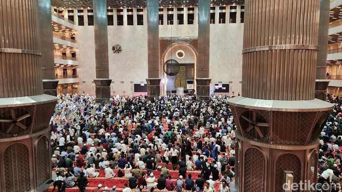 Suasana di Masjid Istiqlal (Adrial Akbar/detikcom)