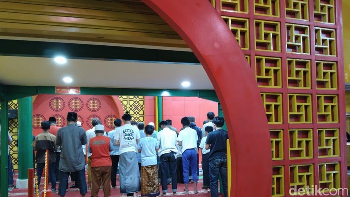 Suasana salat tarawih perdana di Masjid Laotze 2 Bandung.