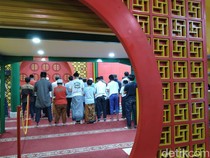 Menilik Khidmatnya Salat Tarawih di Masjid Berarsitektur Tionghoa di Bandung