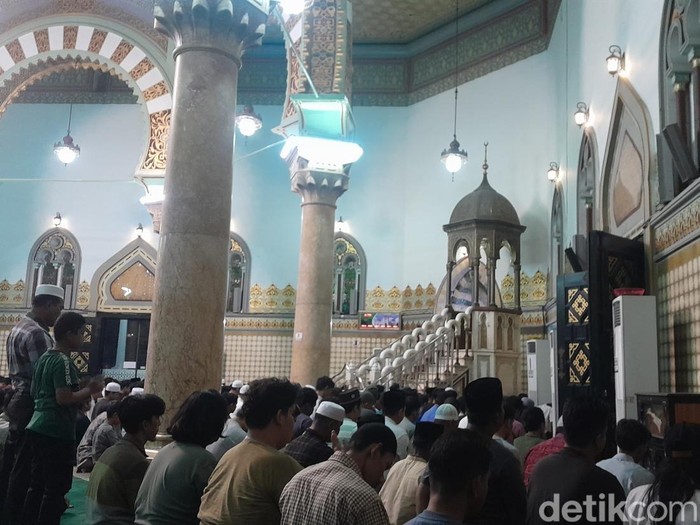 Suasana salat Tarawih perdana di Masjid Raya Medan