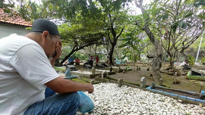 Suasana TPU Islam Jambangan Surabaya