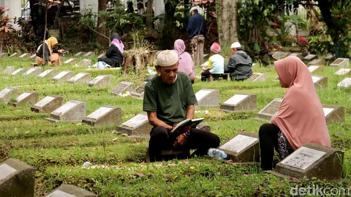 Suasana ziarah di TPU Rancacili Bandung
